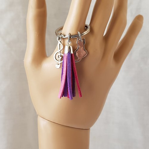 Porte clefs sur commande avec pompon suédine rose/violet et breloques