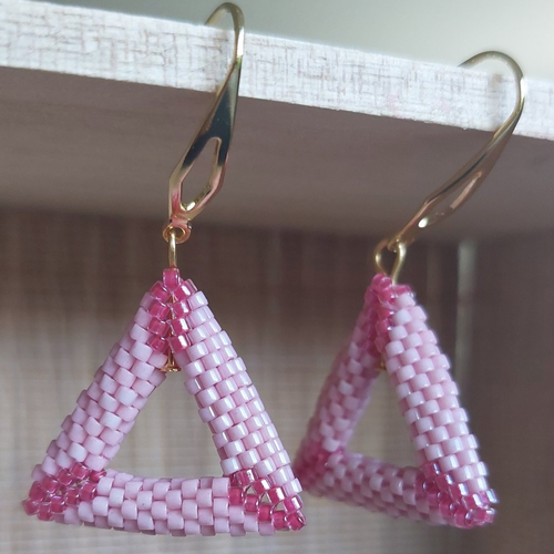 Boucles d'oreilles triangle 3d rouge