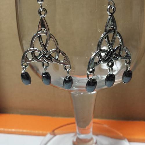 Belles boucles d'oreilles celtiques en perles hématite vériables 