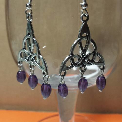Belles boucles d'oreilles celtiques en perles de verre violettes 