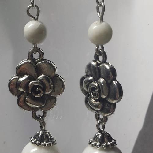 Boucles d'oreilles en perle de jade blanc véritables  et fleur 