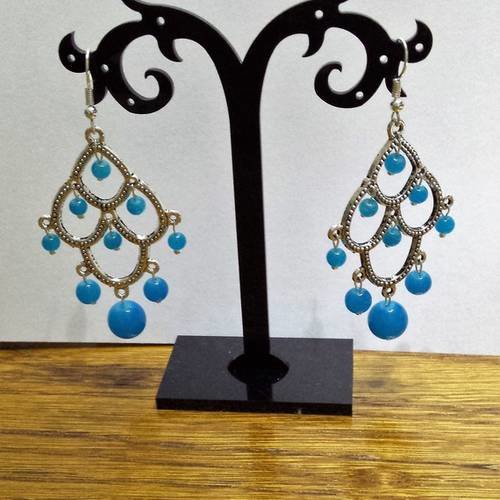 Boucles d'oreilles chandelier perles en verre bleues 