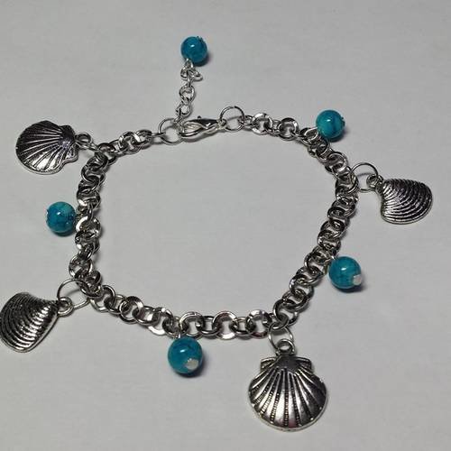 Bracelet à breloques coquillages et perles turquoise 