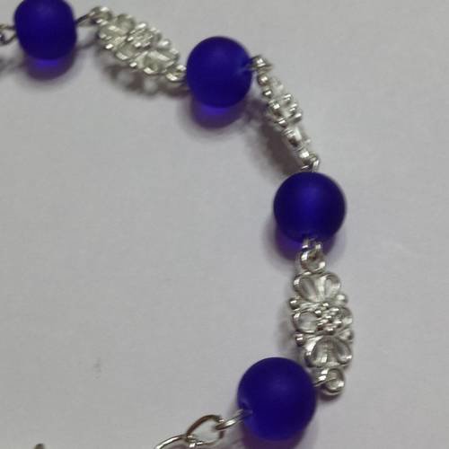 Bracelet filigrane et perles en verre givré bleu roy 