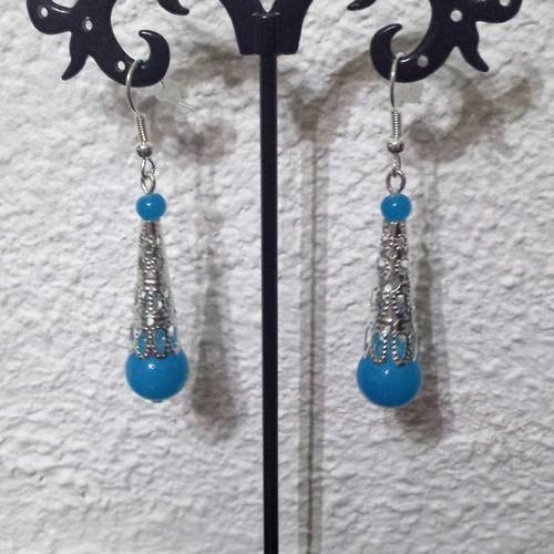 Boucles d'oreilles trompette filigranées et perles de verre bleu 