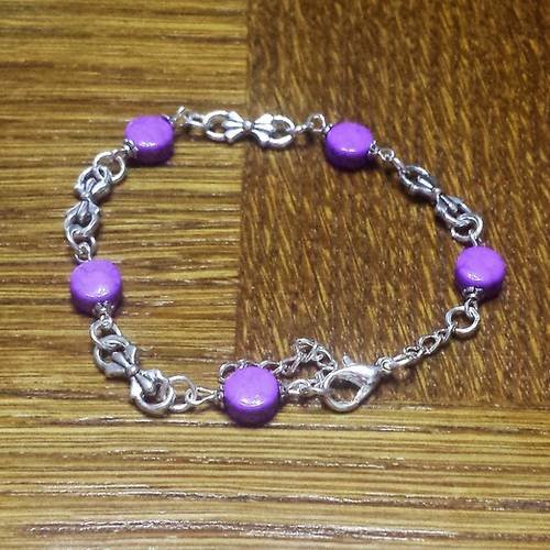Bracelet noeuds et palets howlites violettes 