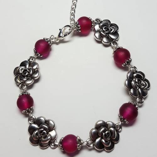 Bracelet fleurs et perles en verre givré rose foncé 