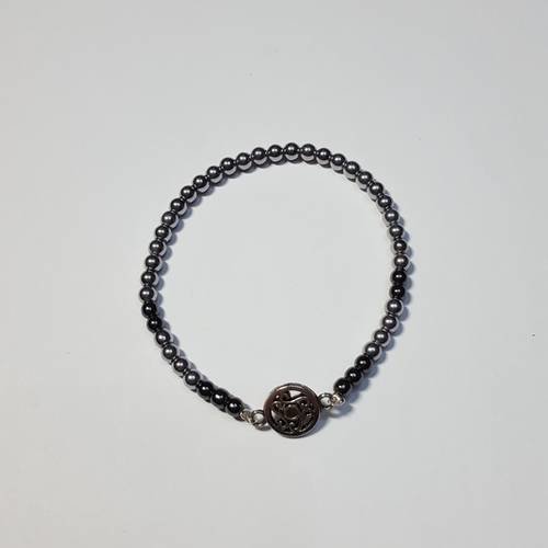Bracelet élastiqué  hématites argentées et noires motif celte 