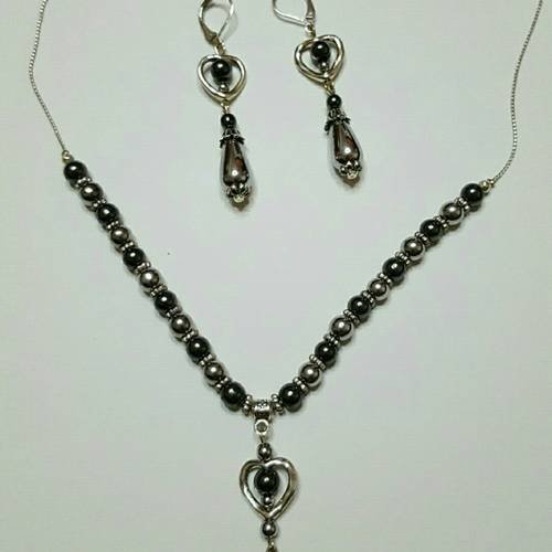 Parure collier et boucles d'oreilles coeurs et gouttes hématites noires et  argentées 