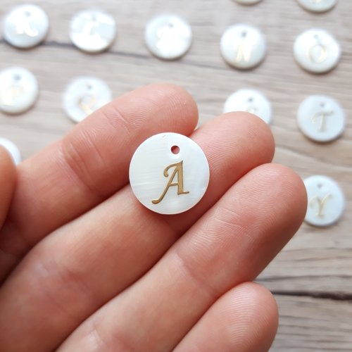 Pendentif lettre nacre, pendentif coquillage blanc avec lettre dorée