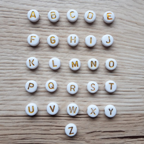 Perle lettre dorée sur fond blanc en acrylique, perle ronde 7mm lettres a à z
