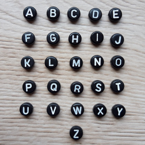 Perle lettre blanche sur fond noir en acrylique, perle ronde 7mm lettres a à z