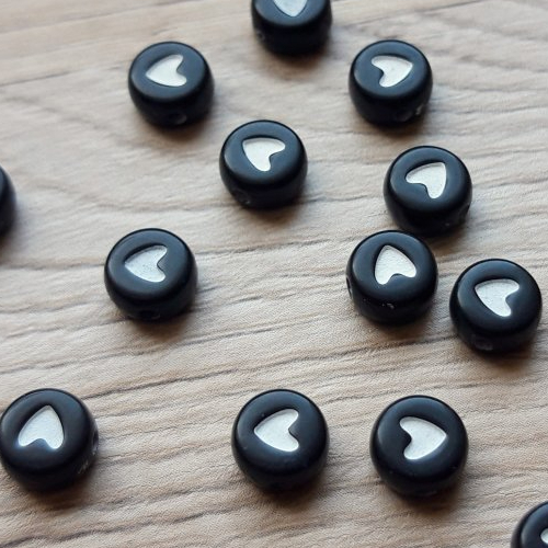 Perle cœur blanc sur fond noir en acrylique, perle ronde 7mm