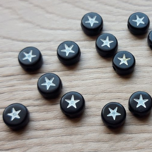 Perle étoile blanche sur fond noir en acrylique, perle ronde 7mm