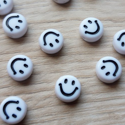 Perle smiley noir sur fond blanc en acrylique, perle ronde 7mm