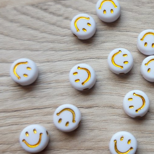 Perle smiley doré sur fond blanc en acrylique, perle ronde 7mm