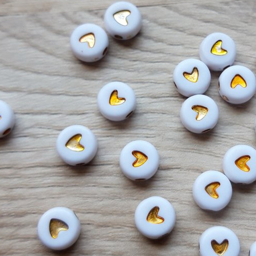Perle cœur doré sur fond blanc en acrylique, perle ronde 7mm
