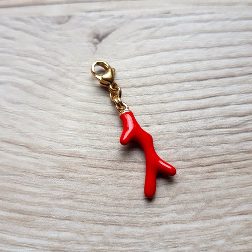 Charm corail rouge et fermoir mousqueton en acier inoxydable doré