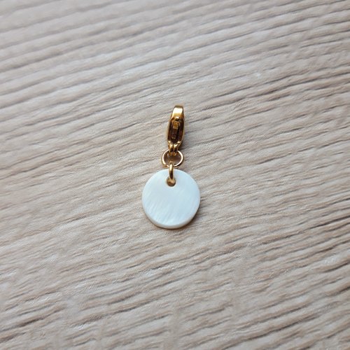 Charm médaille nacre 10mm et fermoir mousqueton en acier inoxydable doré