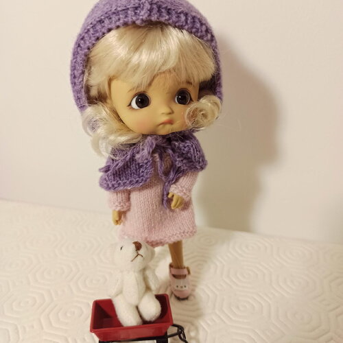 395. modèle tricot sto doll – cape à capuche « cendrinette »