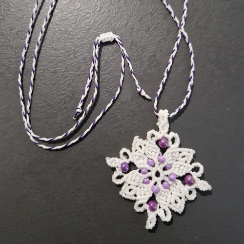 Collier flocon en macramé