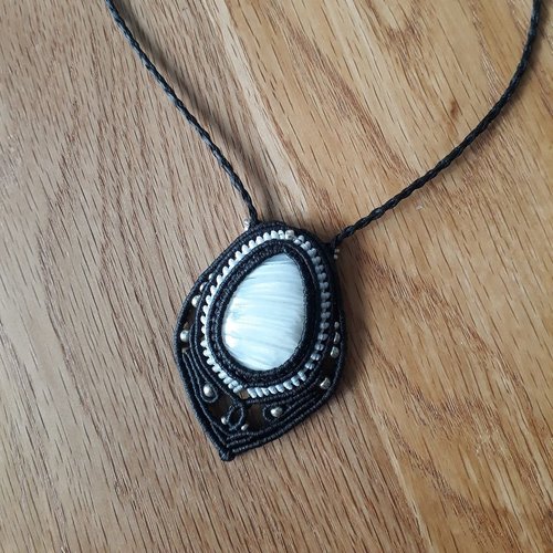 Collier macramé pierre scolecite