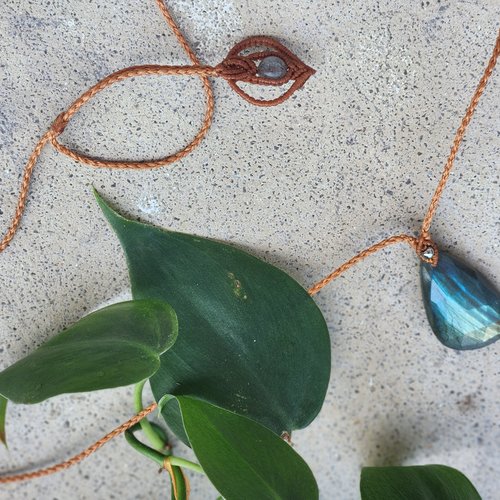 Pendentif macramé pierre labradorite