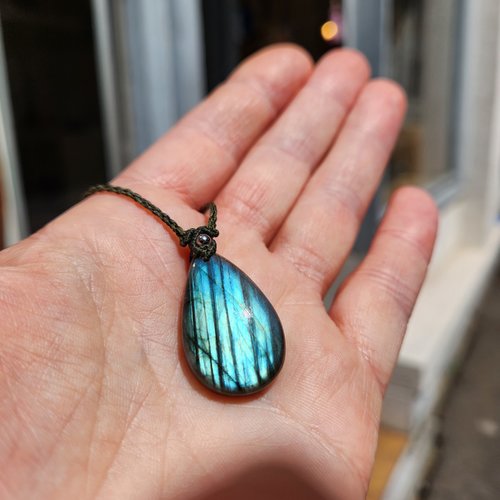 Pendentif macramé pierre labradorite