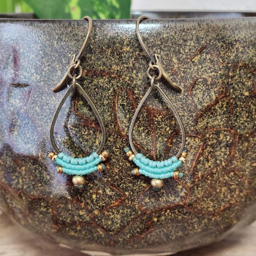 Boucles macramé et bronze bleu clair