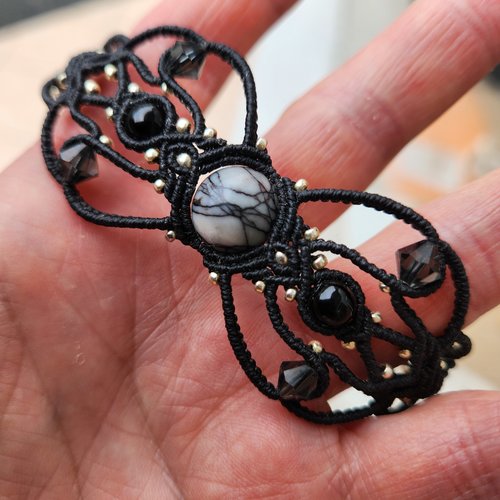 Bracelet macramé fil noir perle naturelles