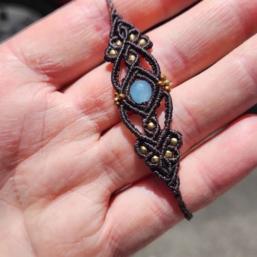 Bracelet macramé fil marron perle bleue