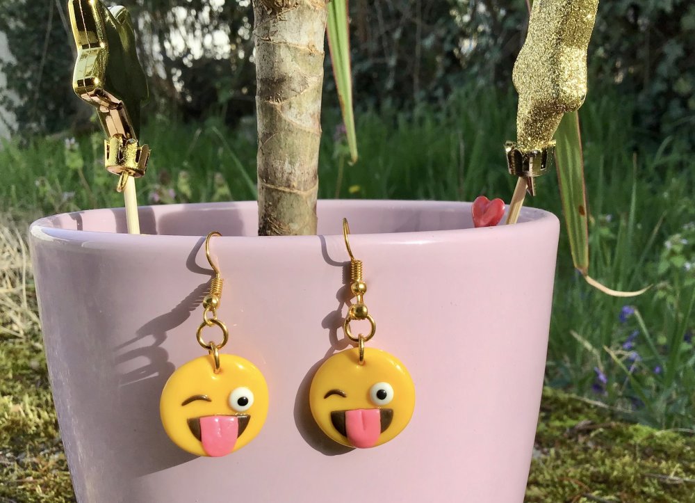 boucles d oreilles smiley qui tire la langue fimo pate polymere boucles d oreilles originales cadeau fete des meres un grand marche boucles d oreilles smiley qui tire la