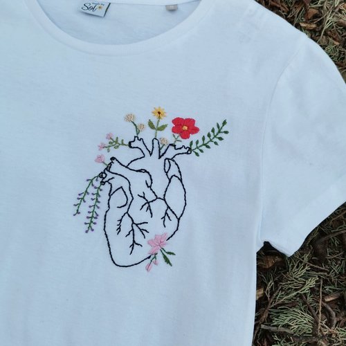 T-shirt femme brodé coeur fleuri