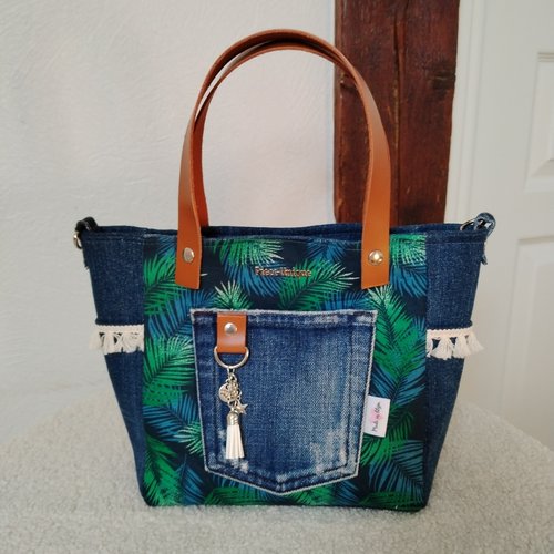 Petit format de sac cabas en jean recyclé.