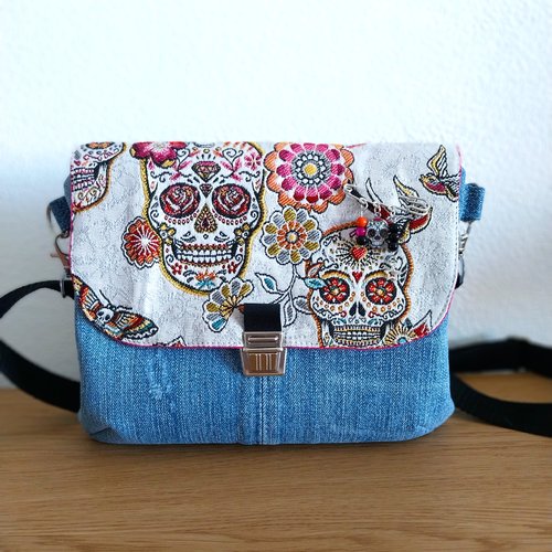 Sac à rabat et fermeture zippée.