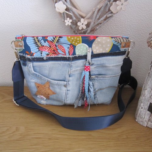 Sac besace  en jean recyclé et tissu tetes de mort.