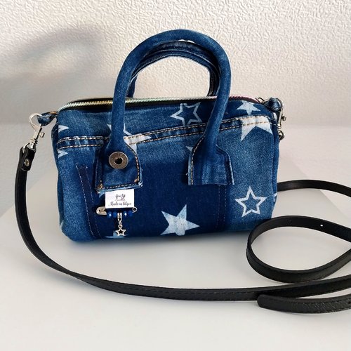 Sac minimaliste à bandoulière réglable.
