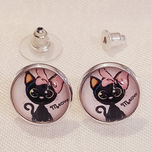 Boucles d'oreilles féminines et félines avec un chat noir