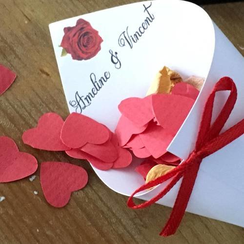 Mini cornet pour confettis, sortie d'église, mariage, rose rouge et lien satin, personnalisable aux prénoms des mariés