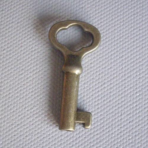 Pendentif ou breloque cle bronze - 39x19 mm