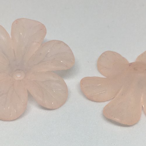 2 perles fleurs en lucite  33 mm - rose pâle