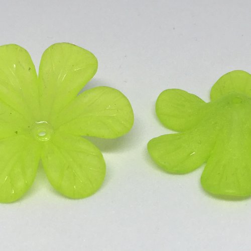 2 perles fleurs en lucite  33 mm - vert