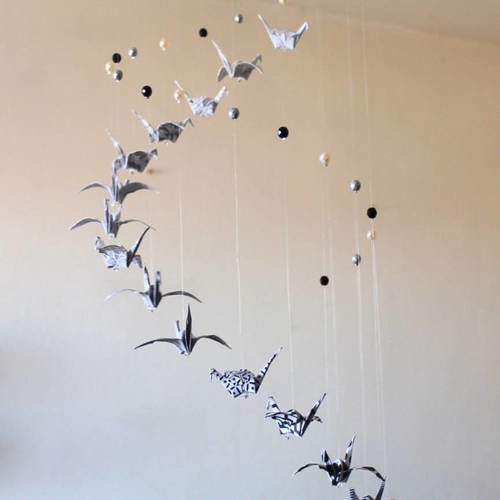 Mobile origami 18 grues noir, gris, blanc, et perles - suspension mobile
