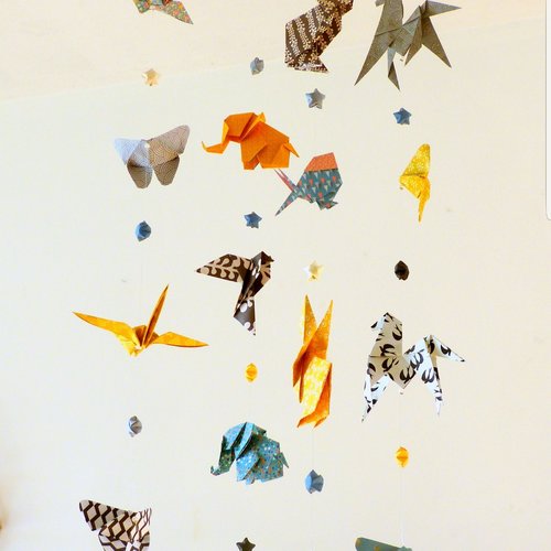 Mobile bébé origami animaux et etoiles, bleu canard, jaune moutarde, noir, gris, et blanc