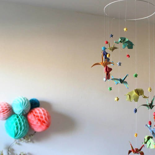 Mobile bébé origami eléphants, grues et etoiles, multicolore pop acidulé