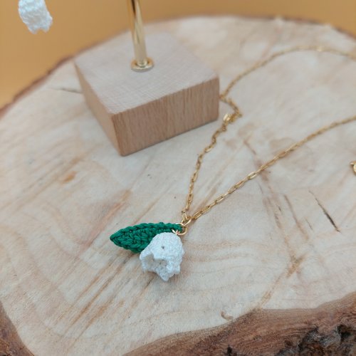Collier avec pendentif en crochet - lily