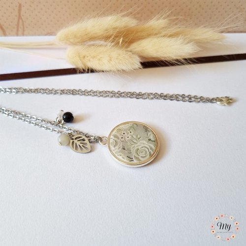 Collier "roses blanches"