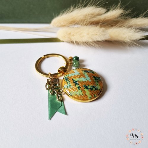 Porte clés tissage vert et or.