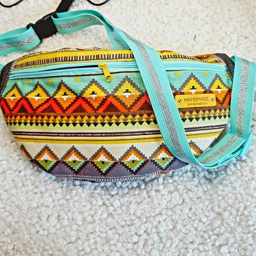 Sac banane motifs aztèques incas péruviens. découvrez l'essence de la culture avec ce sac banane tendance et fonctionnel