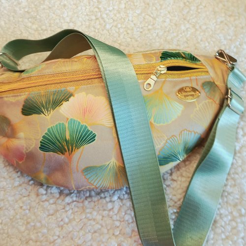 Vendu sac banane en tissu velours ras beige satiné avec motifs feuilles de ginkgo - élégance naturelle et praticité.
